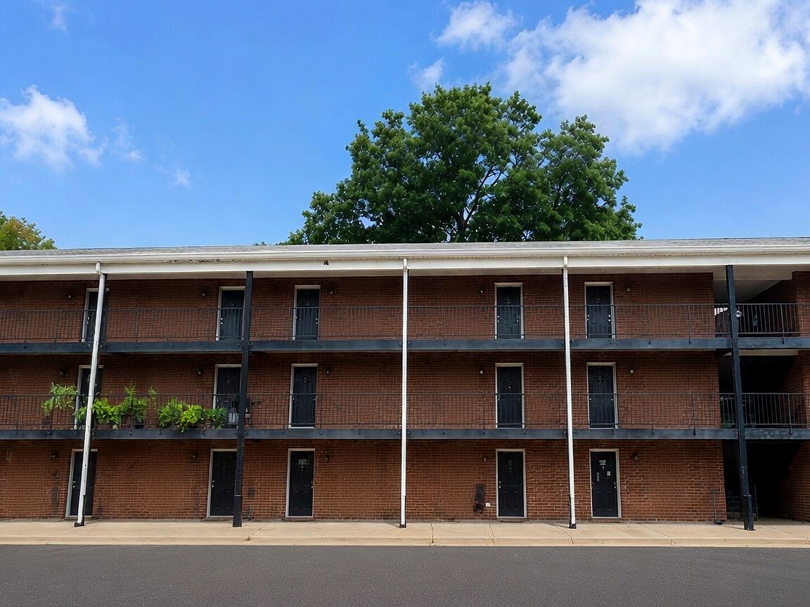 Red Oak Apartments brick apartment building with exterior walkways